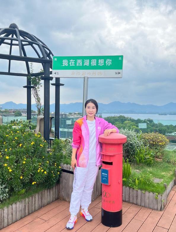 郭晶晶为什么一脸皱纹,郭晶晶罕见戴百万首饰亮相活动