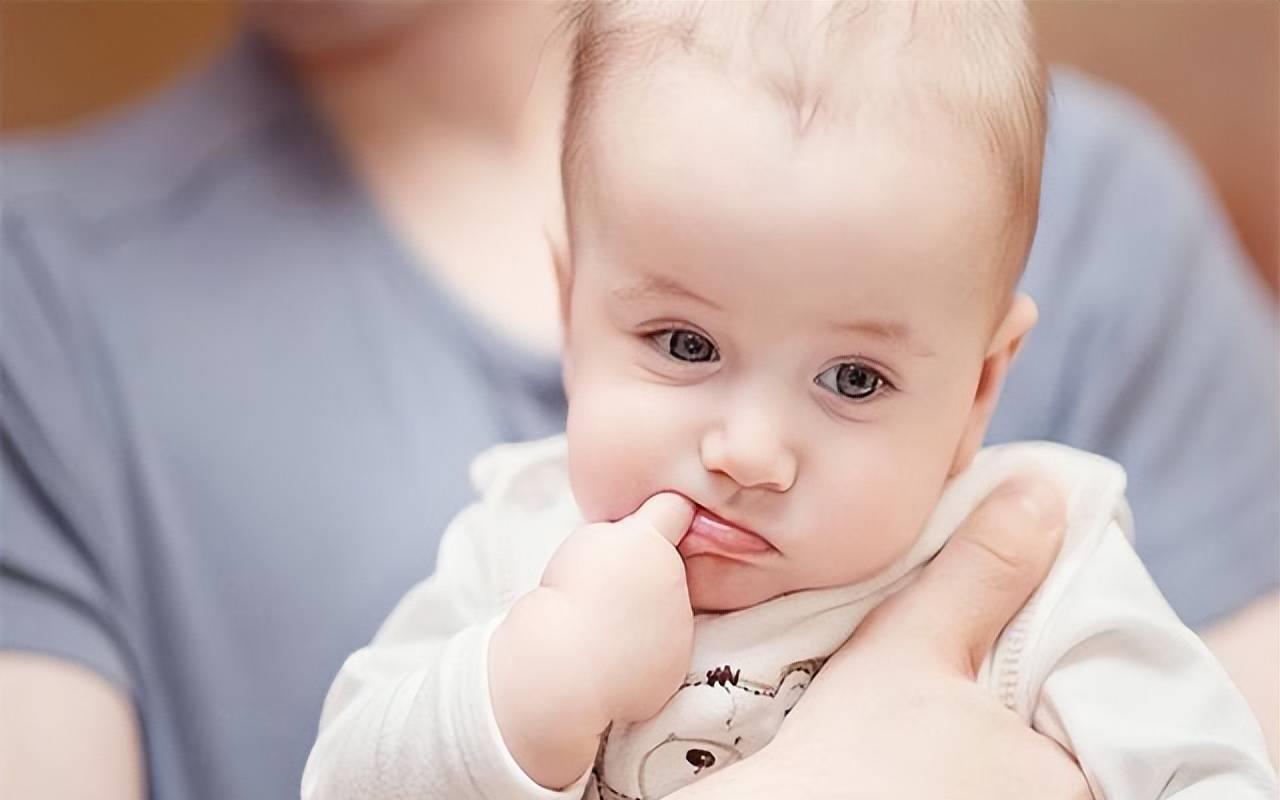 半岁孩子死活不吃奶粉,一岁多宝宝不喝奶要饿着吗