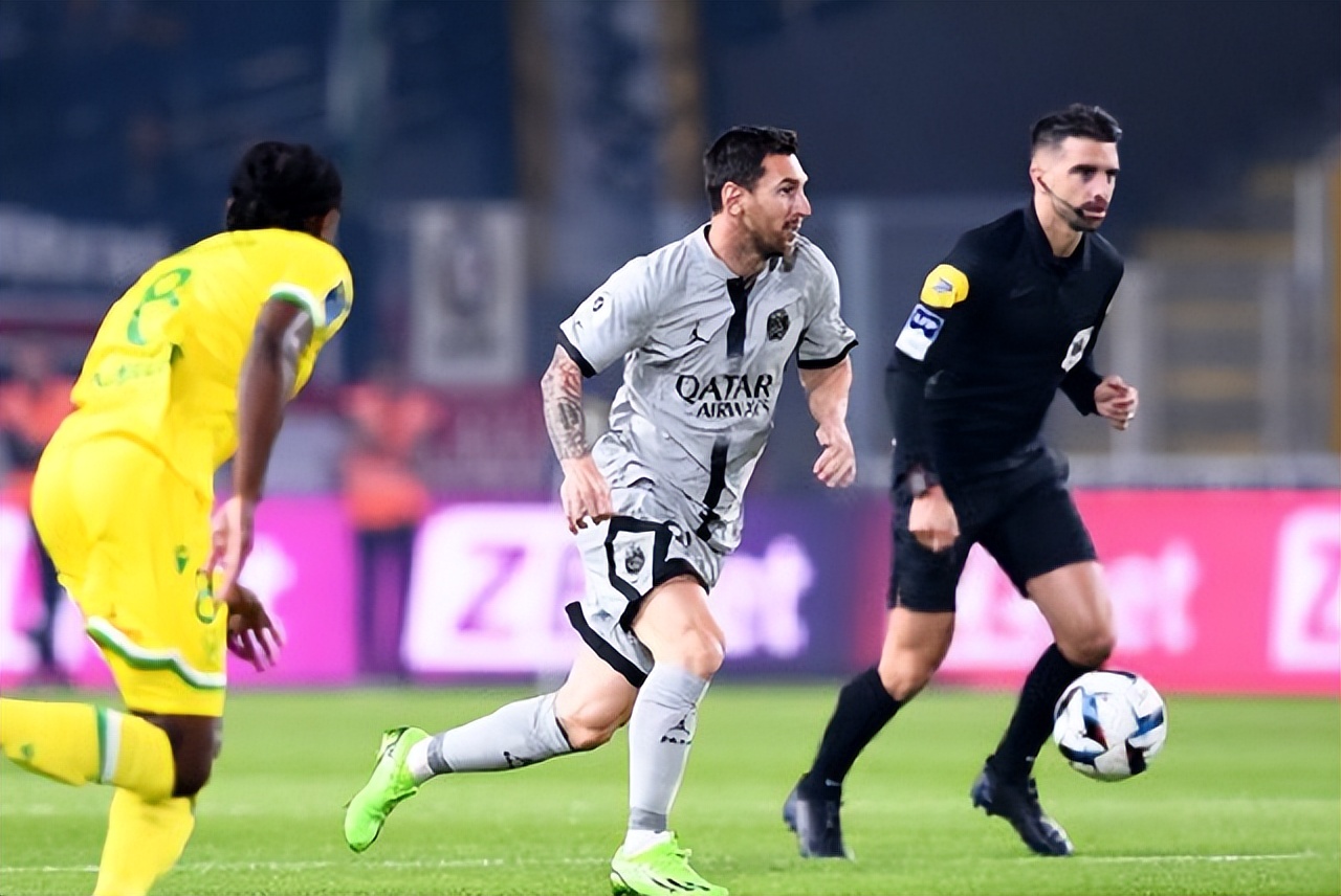 姆巴佩横空出世梅西无力回天,姆巴佩把梅西踢出巴黎成为新王