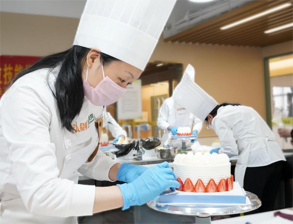 职高学西点烘焙有前途嘛,30岁学西点烘焙有前景吗