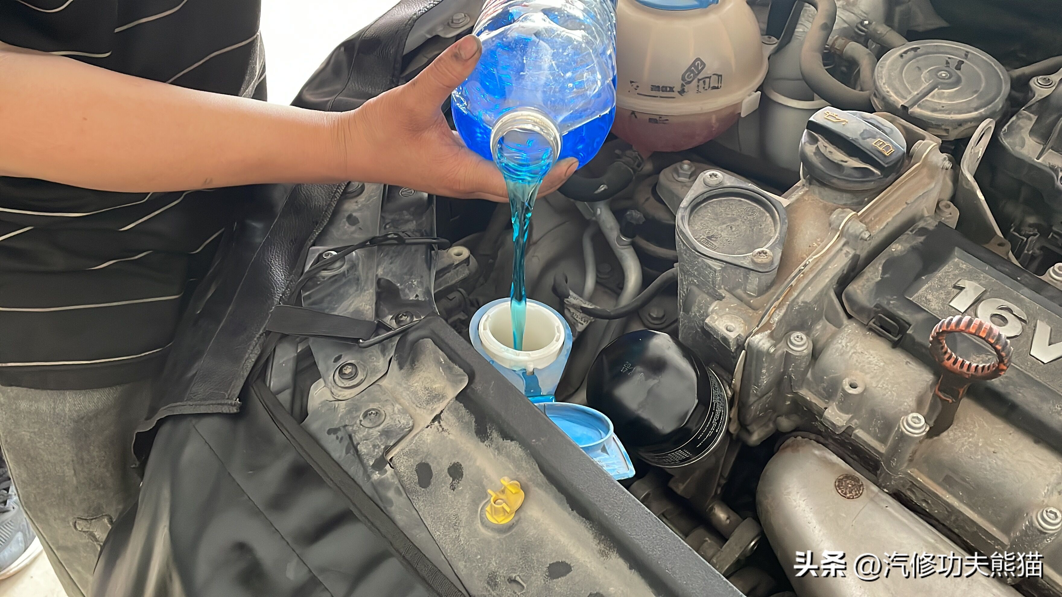 美女车主开个小POLO挺实惠,油耗省毛病少停车方便,今天做个保养