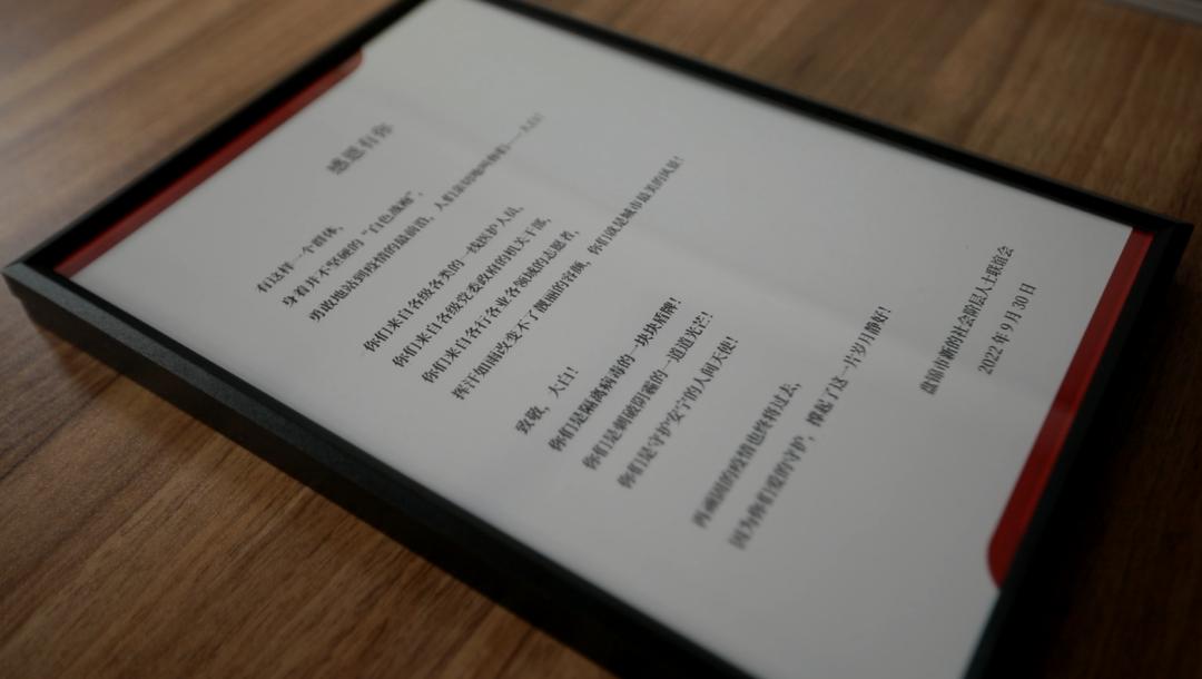 爱心人士冒雨慰问一线防疫工作者,社区慰问一线防疫工作者