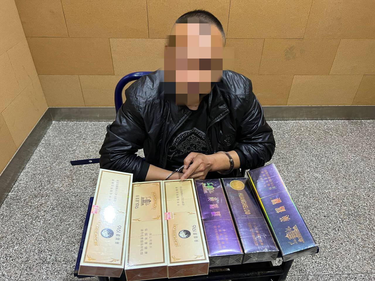 假装扫码买烟被抓,男子假买烟真抢烟警方火速破案