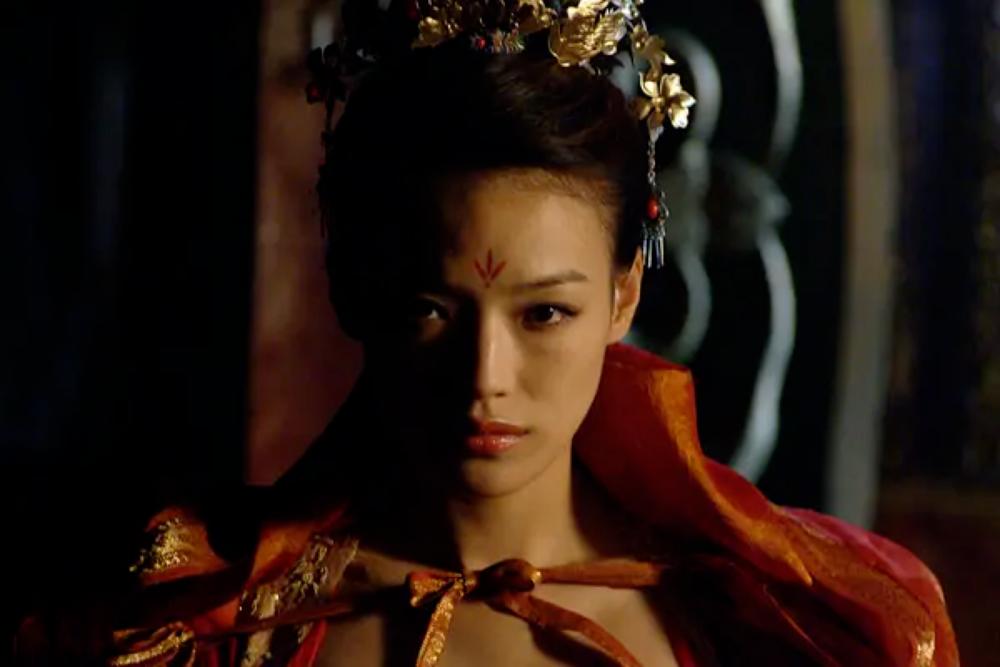 赵盼儿被逼下跪,爱情宝典里赵盼儿是清白之躯吗