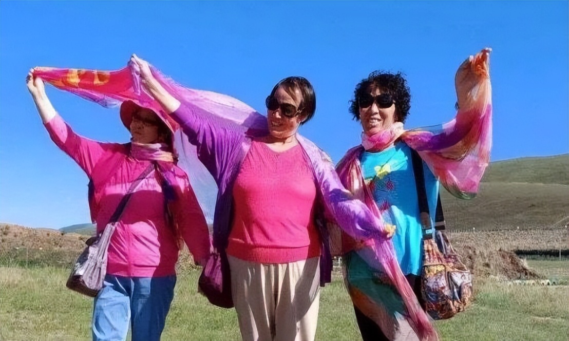 大妈拍照花式姿势丝巾背影,大妈们在海边跳舞拍照举着丝巾