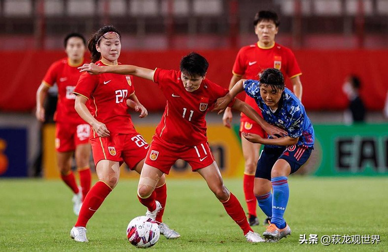 中国女足被日本队压着打!8号为何总把球踢出界?王炸首发也不灵