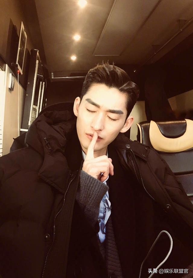 撩汉、乱认爸、男男接吻，这6位明星是没分寸感，还是“耍流氓”