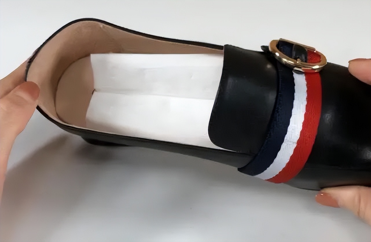 鞋子买大了一码怎么补救磨脚,运动鞋挤脚后跟磨脚怎么办