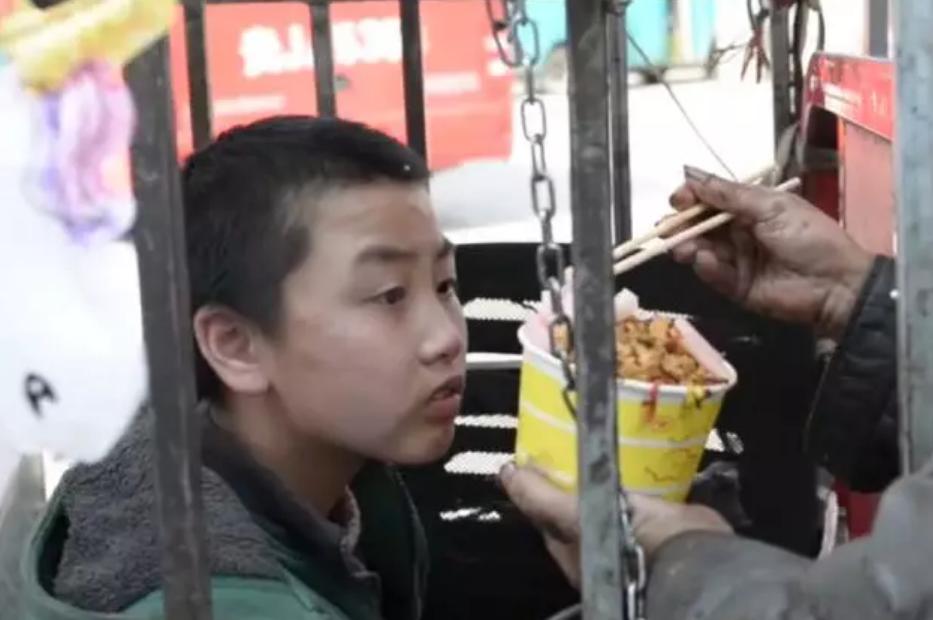 8岁男孩被锁在笼子里,七岁男孩被父亲锁笼子1年多