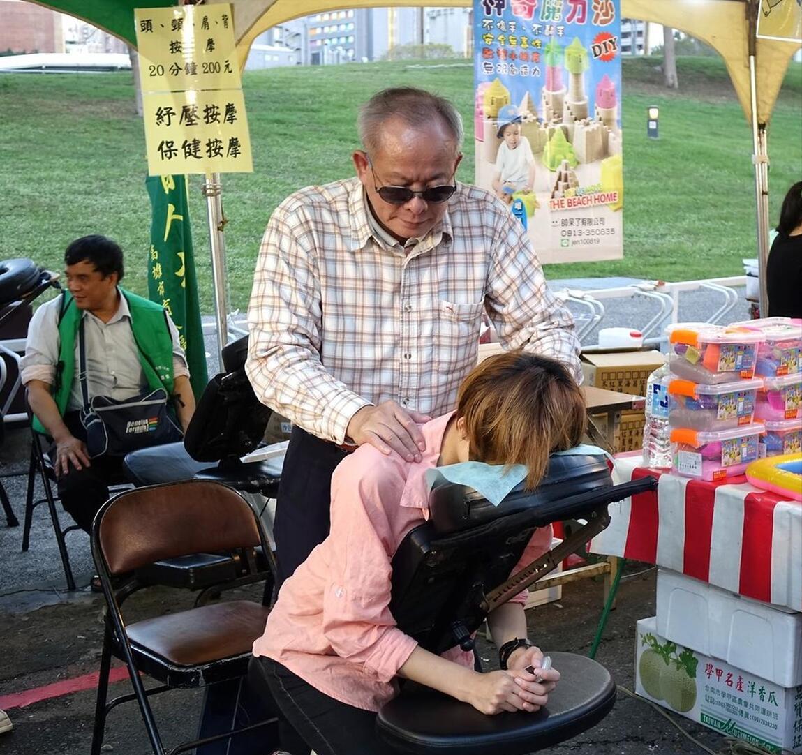 广西南宁盲人街头按摩,南宁盲人按摩街头