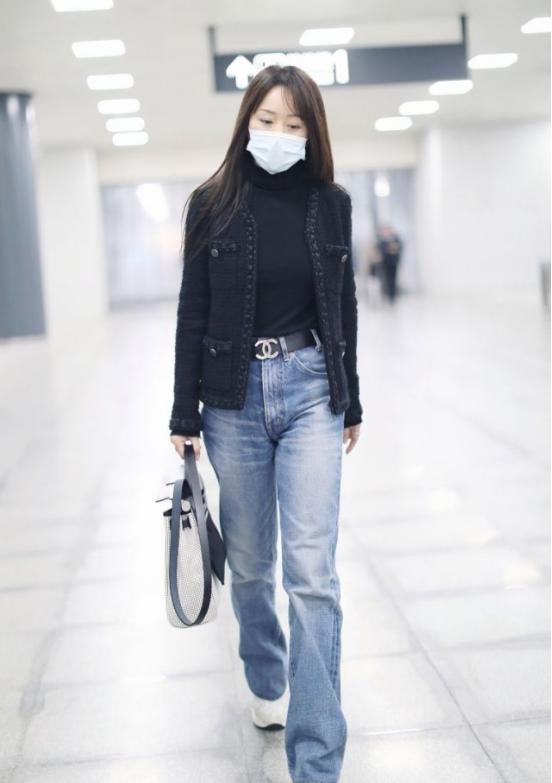 50岁的杨钰莹穿黄色露肩连衣裙,47岁杨钰莹穿印花裙真好看