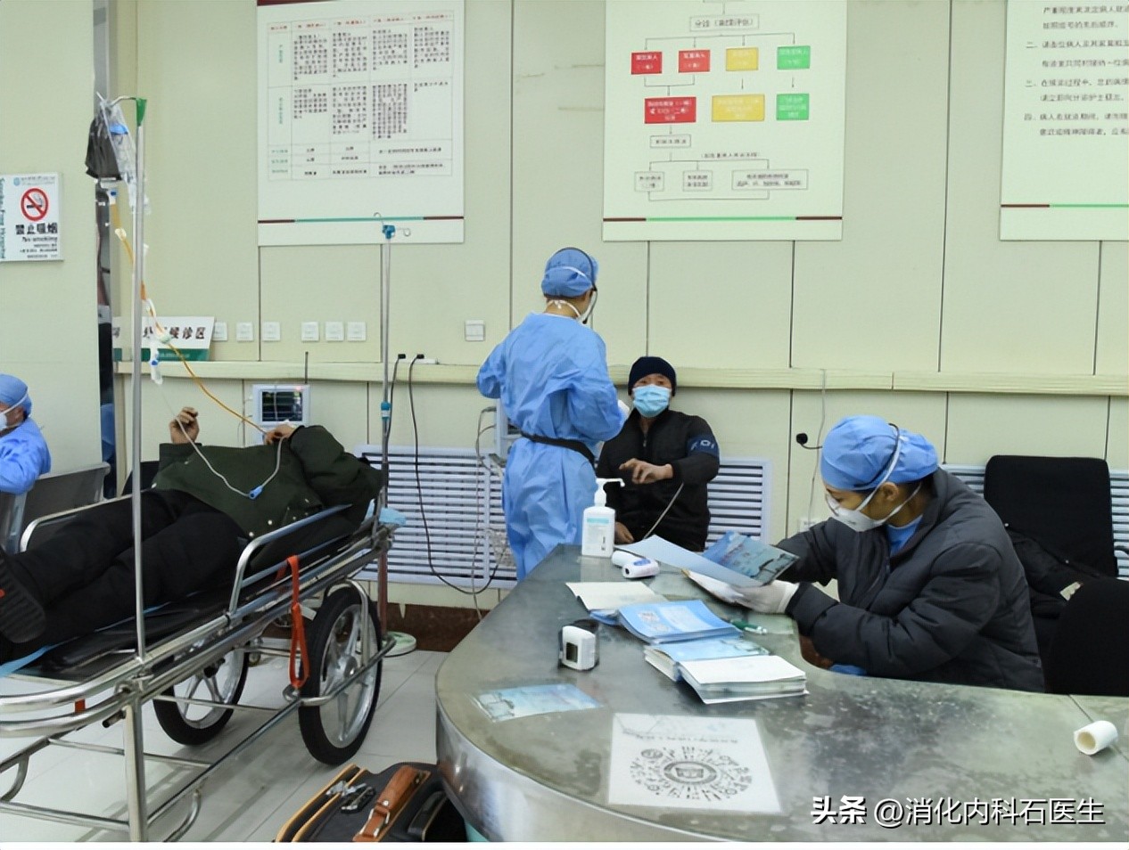 61岁男子咽痛,凌晨厕所晕倒被插管,医生:他差点被大便憋死