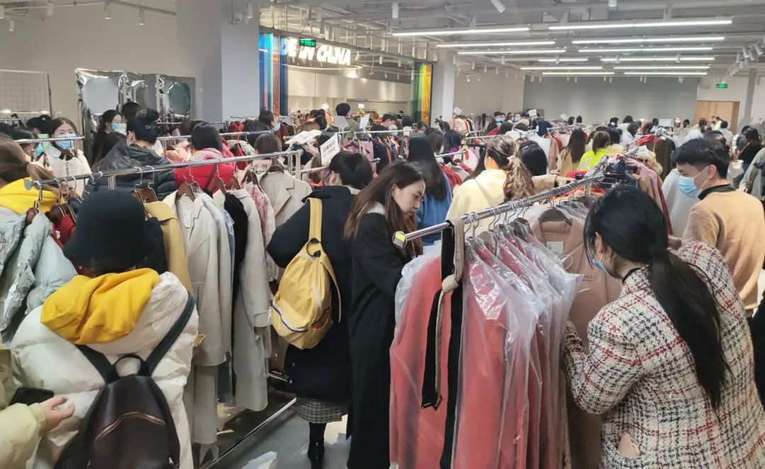 雪梨线下清仓因人挤人遭到投诉,雪梨清仓现场