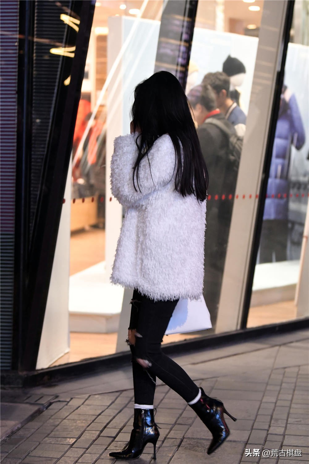 尖头粗跟短靴怎么搭配好看冬季,尖头细跟短靴女性感气质显瘦