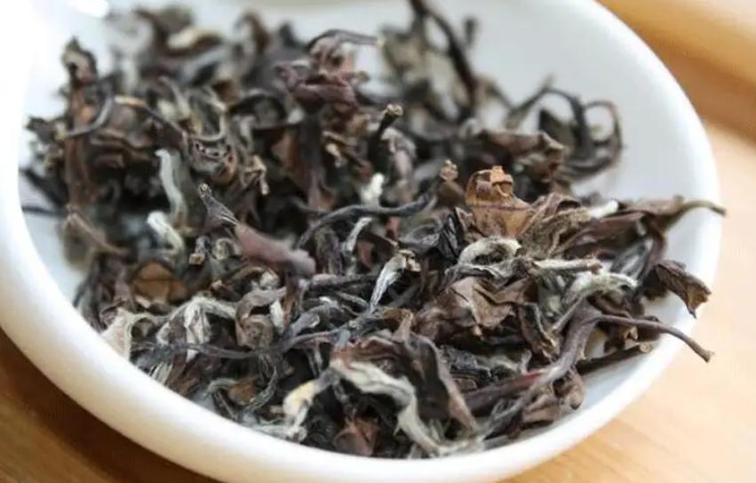 这两种茶最好别用沸水直接冲泡,泡茶先放茶还是先放水这也有讲究