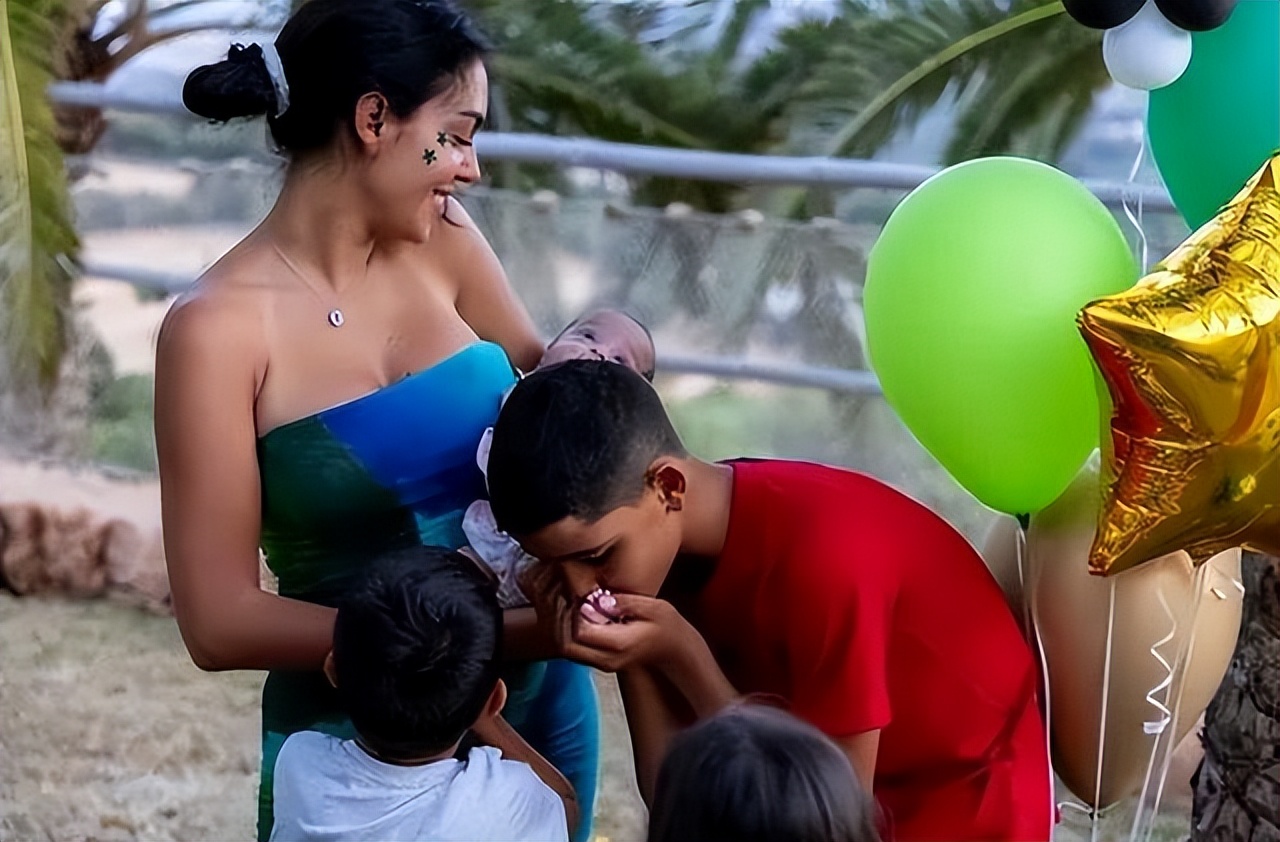 c罗12岁的时候,c罗12岁才踢球吗