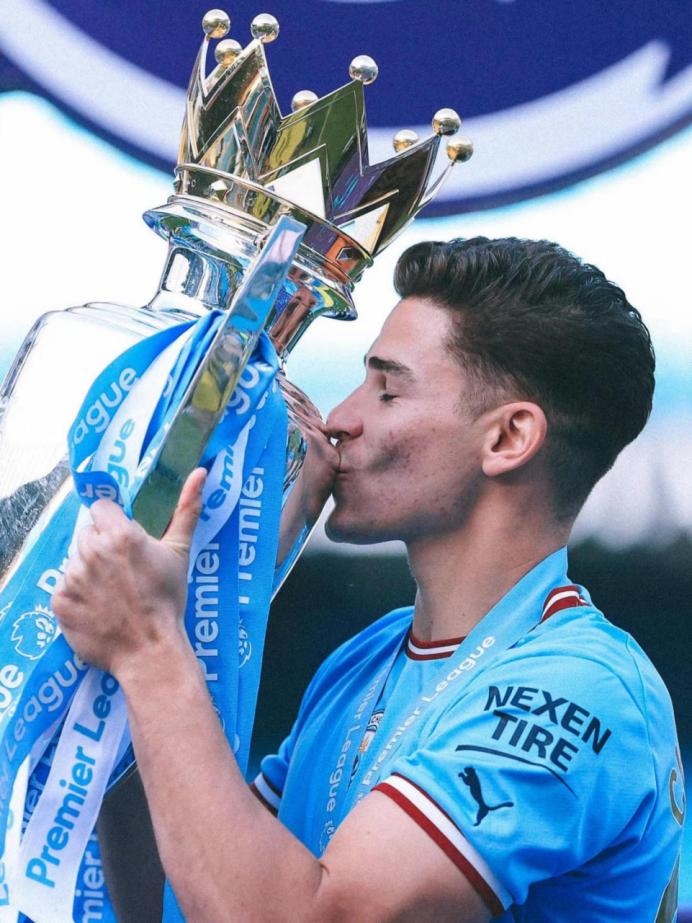 曼城三冠王瓜迪奥拉,曼城夺冠瞬间瓜迪奥拉哭了