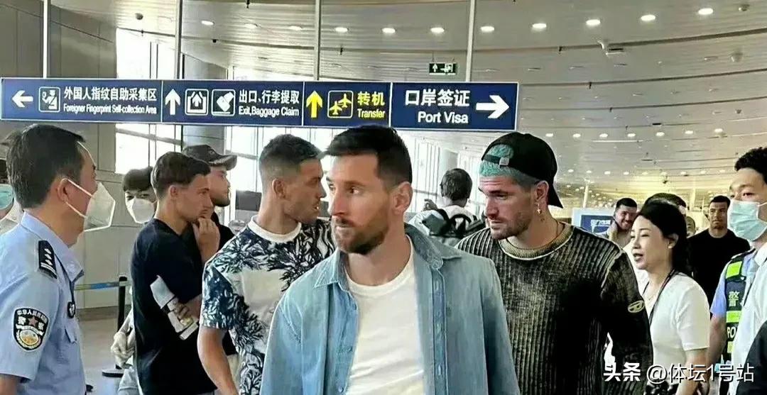 阿根廷球迷梅西吃饭,阿根廷粉丝冲进球场梅西的反应