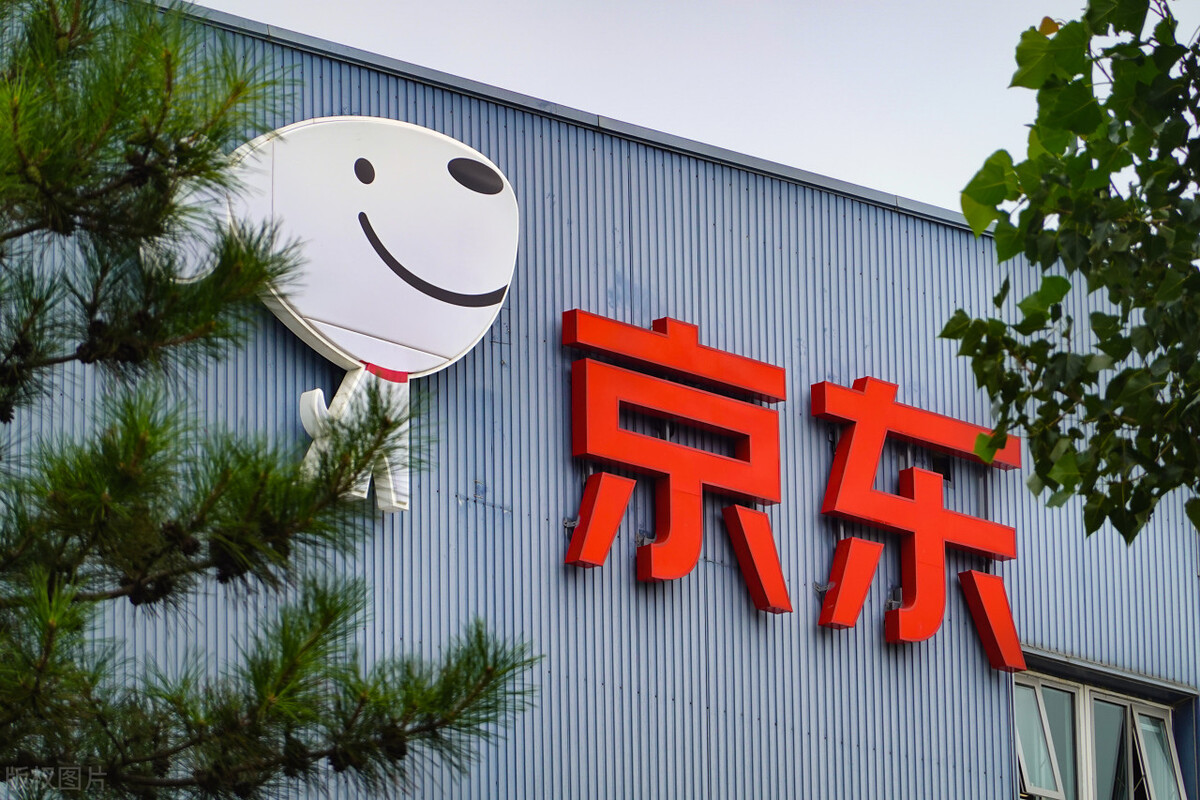 喜迎世界杯冠军,腕上百万名表意外出境,张氏父子的苏宁是强是肉