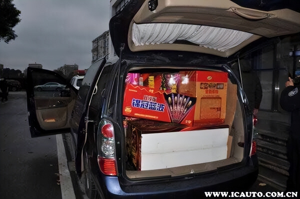 个人开车一次性带多少烟花不犯法,私家车能带多少烟花上高速