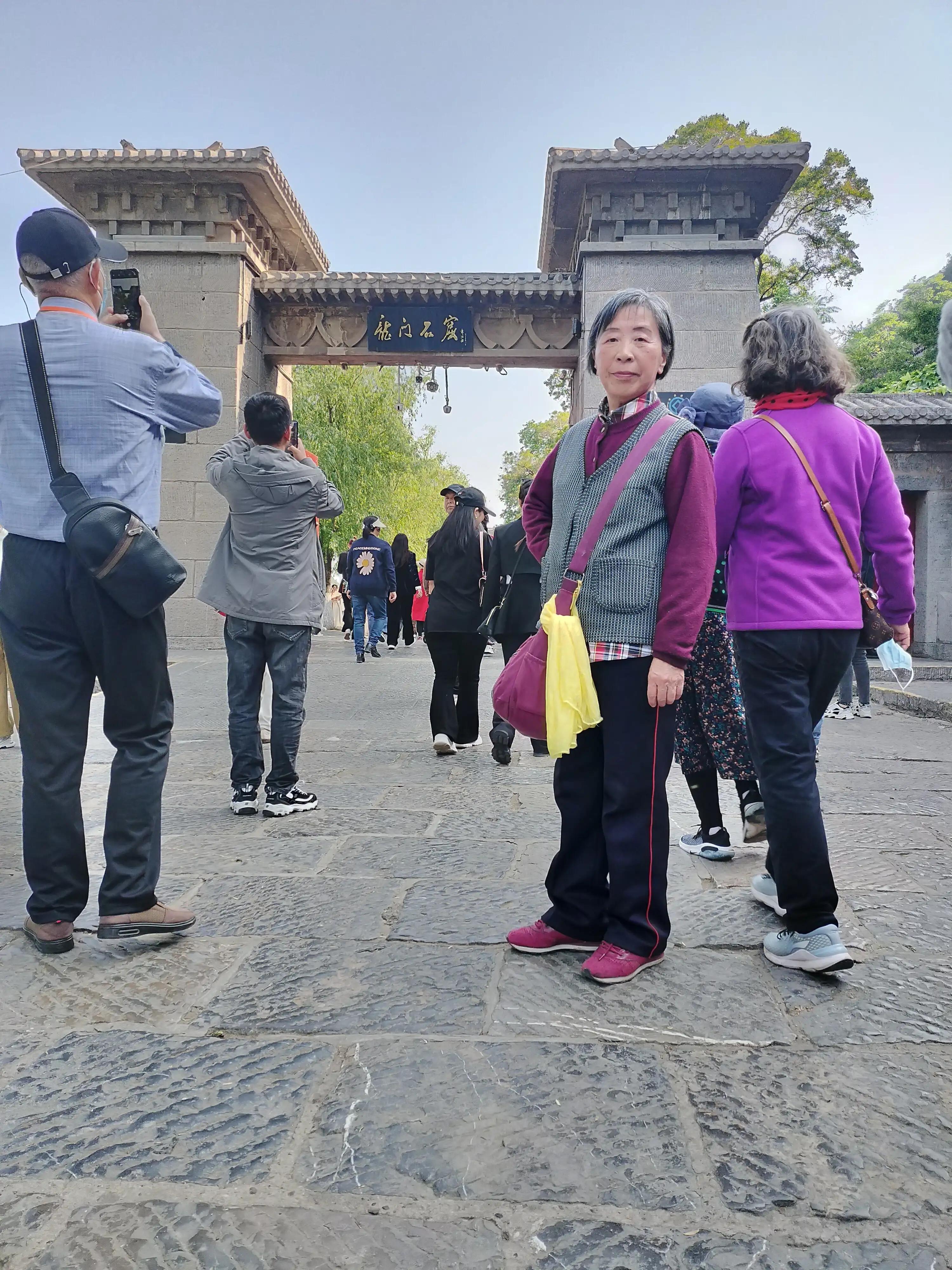 龙门石窟中国石刻艺术,龙门石窟被谁评为世界石刻最巅峰