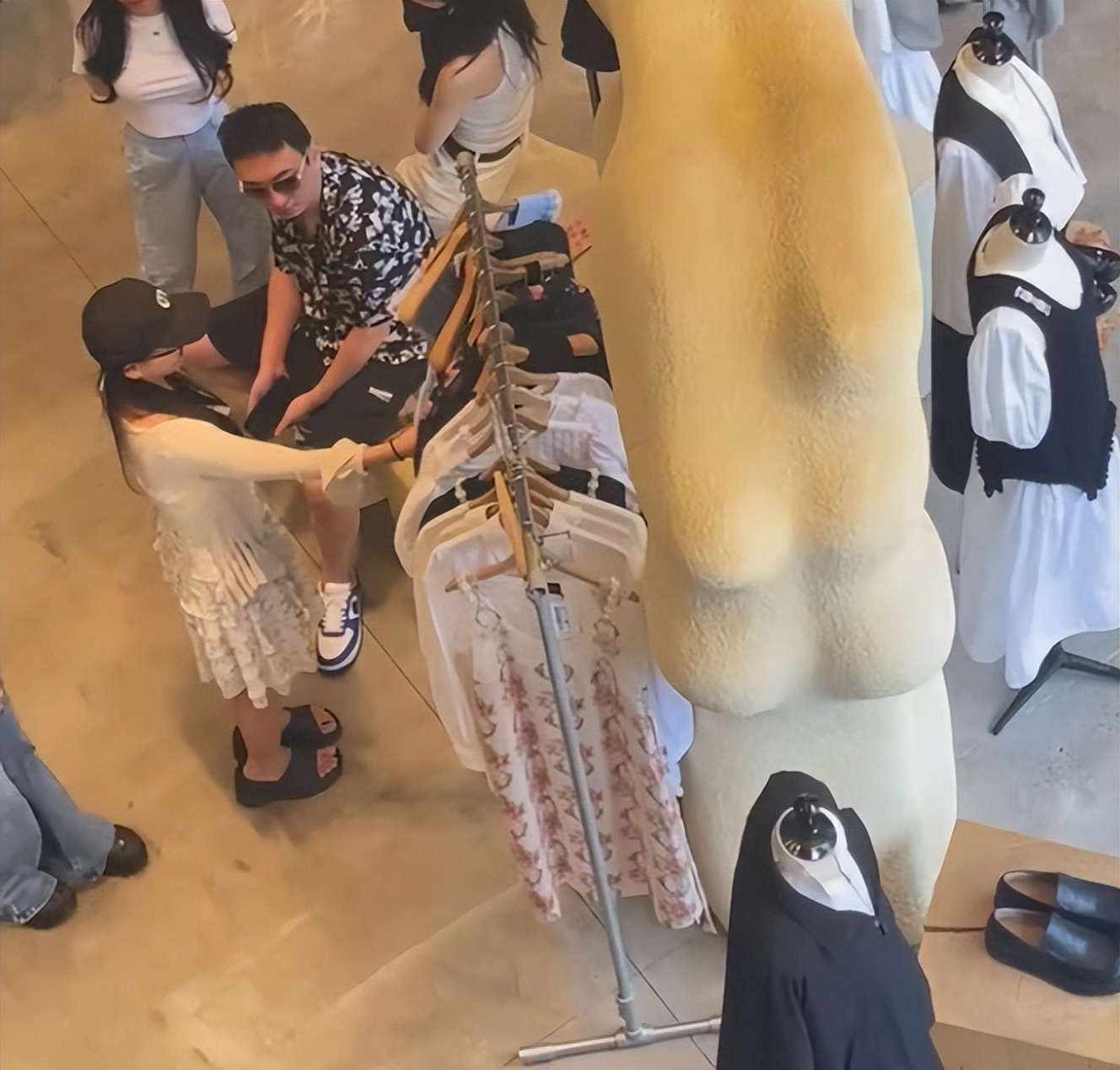 王思聪带美女开豪华游艇,王思聪开私人飞机带着网红去三亚