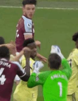 中国男足爆笑名场面亲吻,中国男足爆笑名场面握手