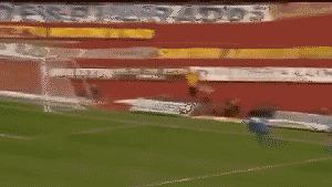 齐达内做球皇马训练,齐达内与马拉多纳的回旋