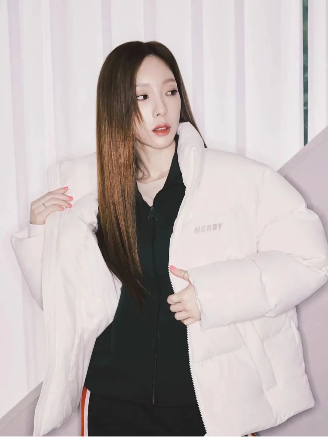 羽绒服卫衣裙搭配,今年流行穿搭羽绒服加什么靴子