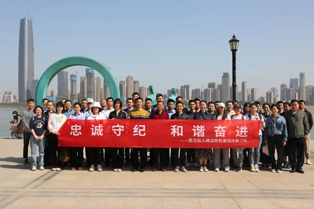 在武汉口岸,他时常与病毒不到一米的距离