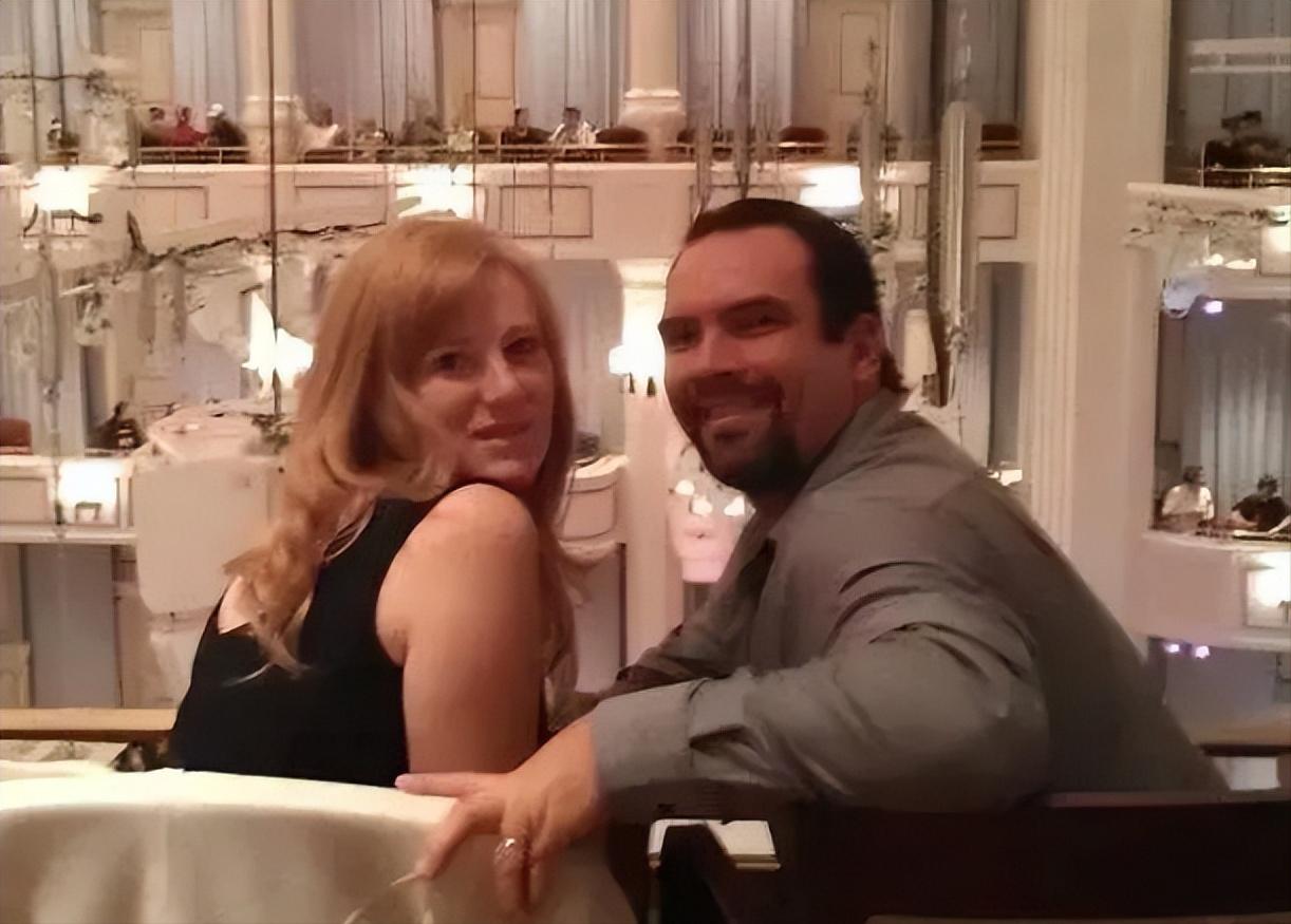 10年，美国夫妇领养6岁女孩后，家中怪事频发，意外发现养女22岁