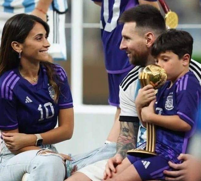 梅西致敬生命中最爱的两位女人,梅西球王真实感人故事