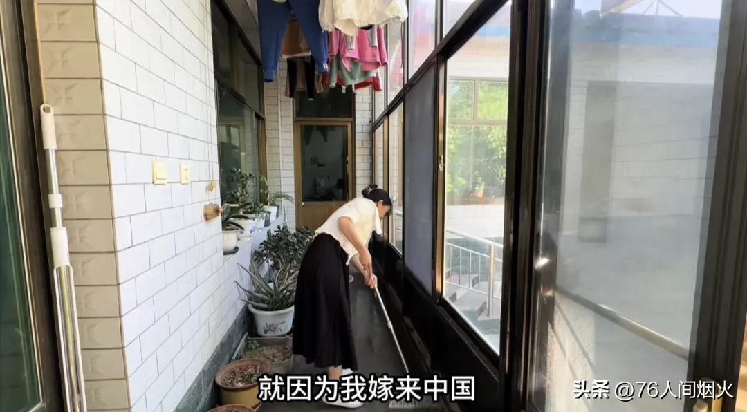 越南姑娘远嫁中国,过上好日子,也会开始攀比了,嫌彩礼少没三金