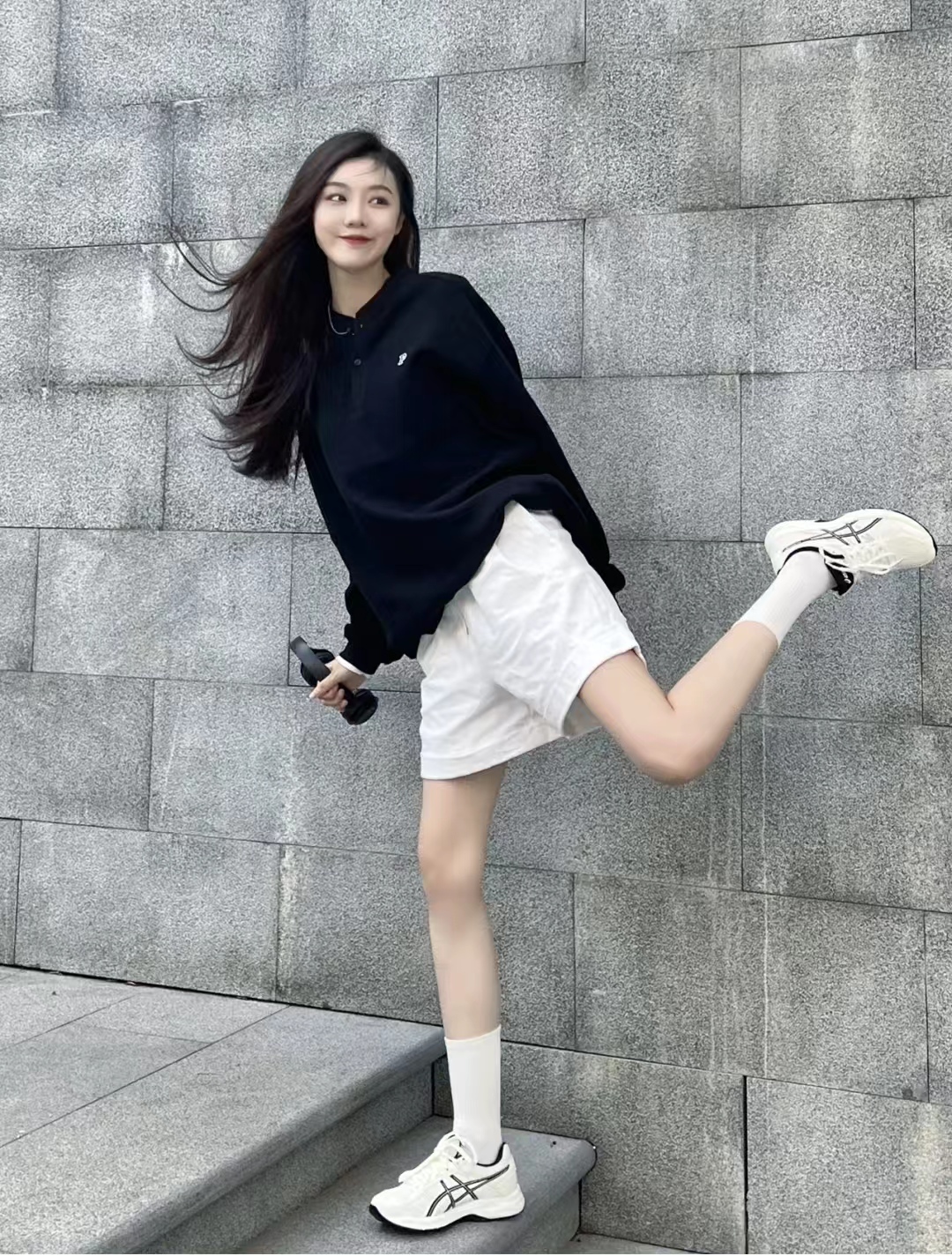 卫衣搭配什么裤子穿起来比较好,卫衣怎么同外套搭配才好看