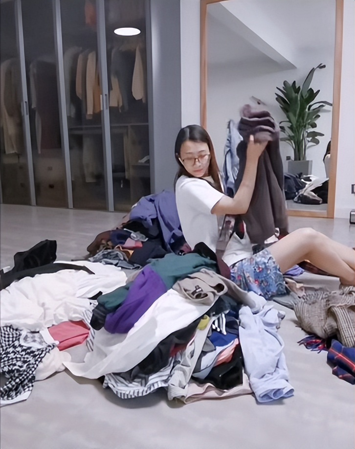 断舍离女孩火上央视抖音号,断舍离的女生抖音