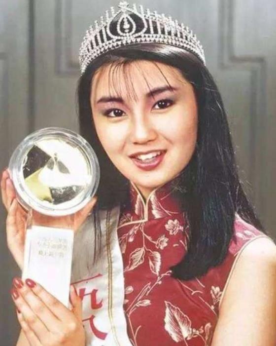 事实证明，独居贫民区、不婚无子的张曼玉，已经走上了另一条大路