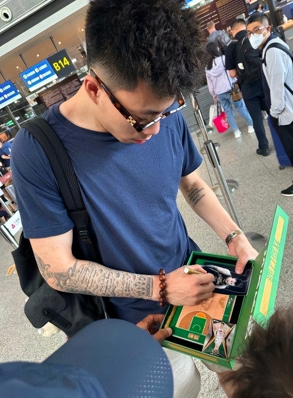 林书豪张镇麟现身野球场,张镇麟林书豪在成都