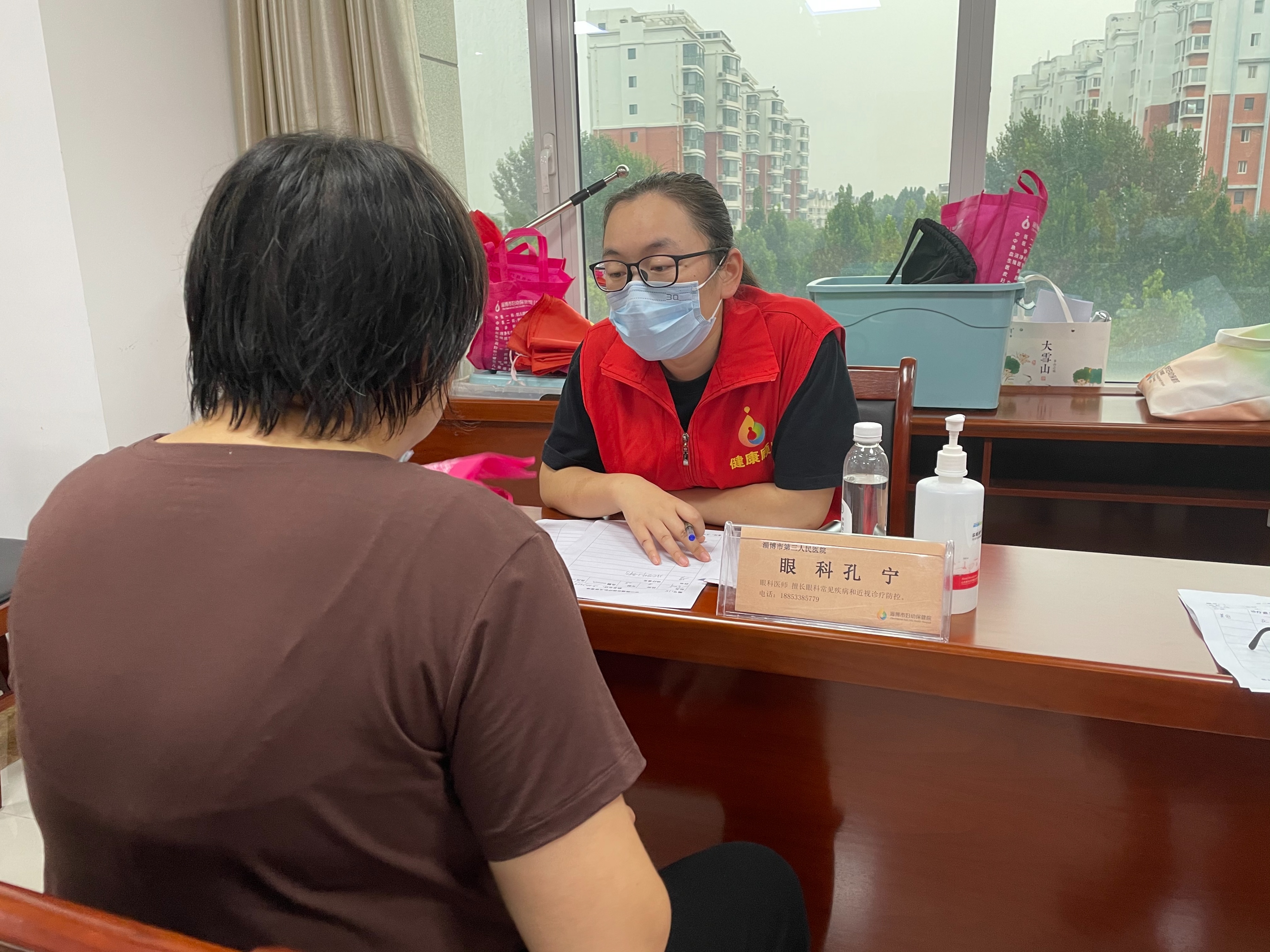 市三院联合宏仁堂“服务百姓健康行动”走进周村公共资源交易中心