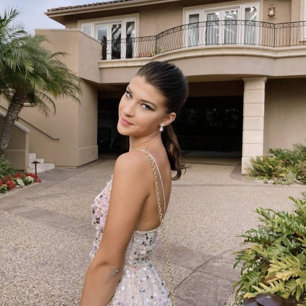 盖茨19岁女儿被网暴!与黑人男友晒照,网友:怎么和那种肤色约会