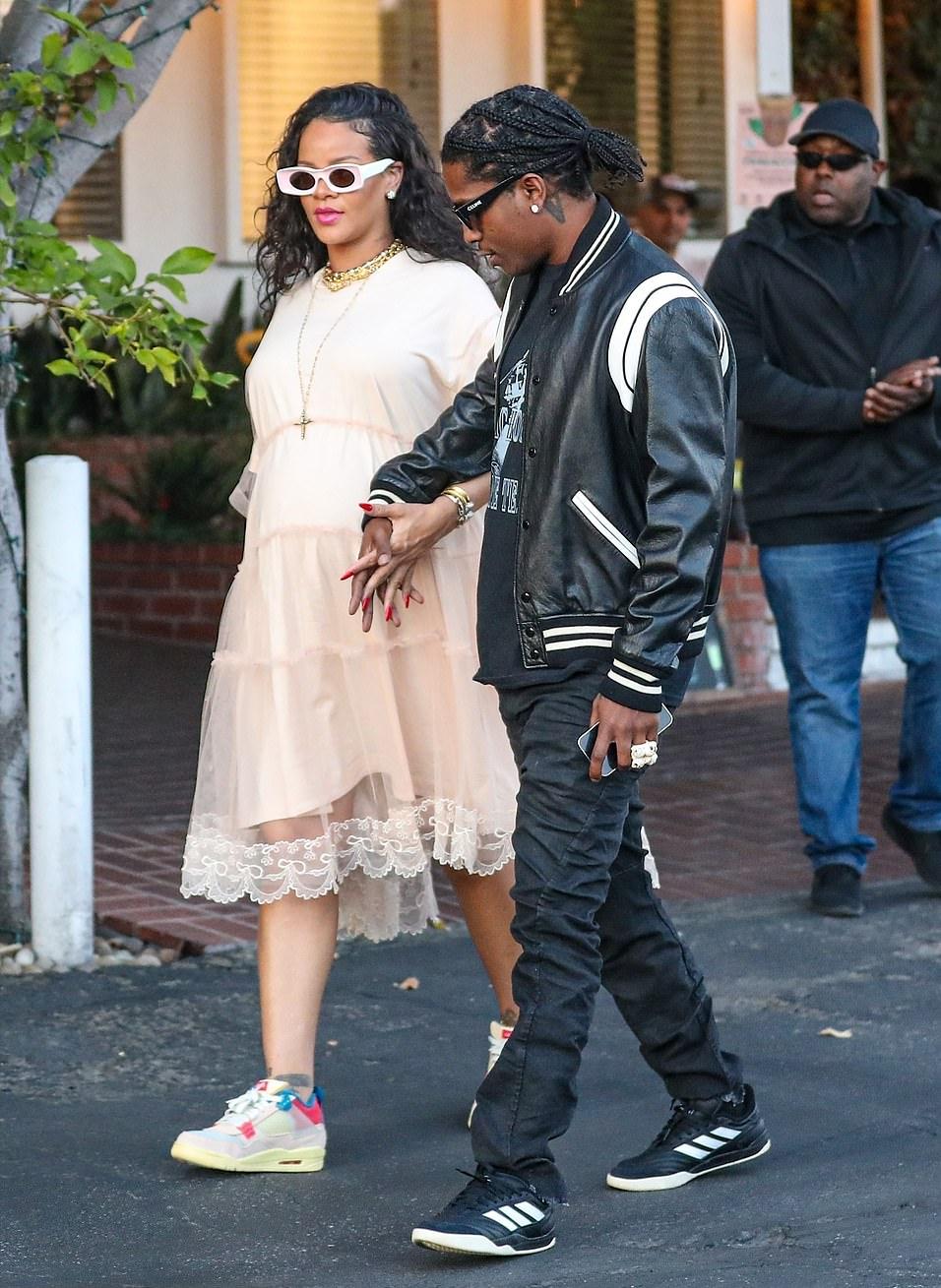 蕾哈娜挺9个月孕肚买婴儿用品！衬衫只系一粒扣露肚皮，腿浮肿了