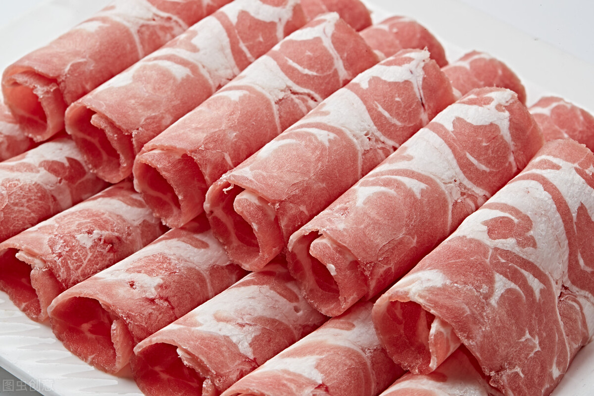 养100只羊一个月能赚多少钱,饲养500只羊一年能赚多少钱