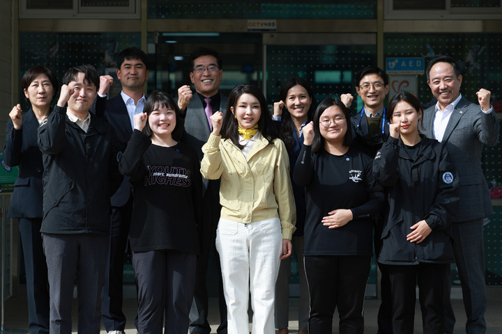 韩第一夫人访美韩服造型,韩第一夫人现身