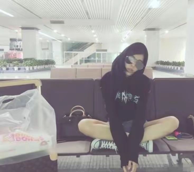 李一桐飞机上脱鞋引争议后续,李一桐揭纱帽