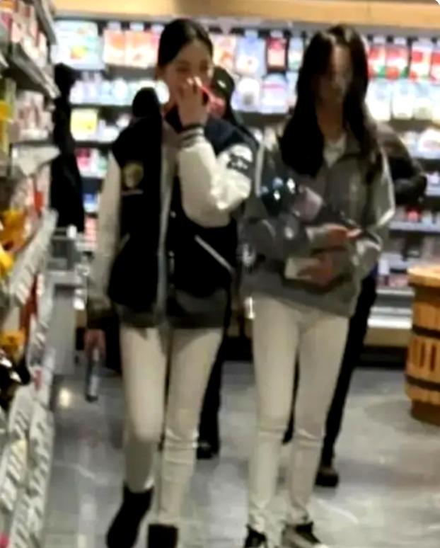 16岁李嫣疑交男友，奢侈品购买狂潮引发家庭危机，男友当苦力