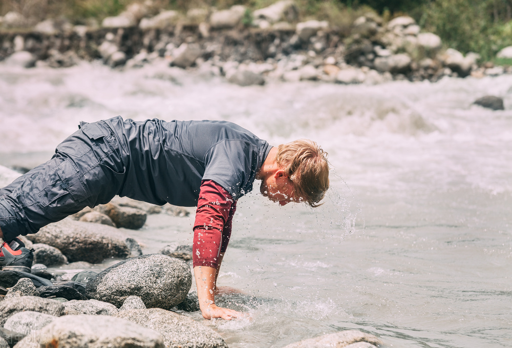 用冷水洗脸有什么好处,清早起来冷水洗脸的好处
