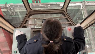 开吊车的女司机很漂亮,开天车女司机