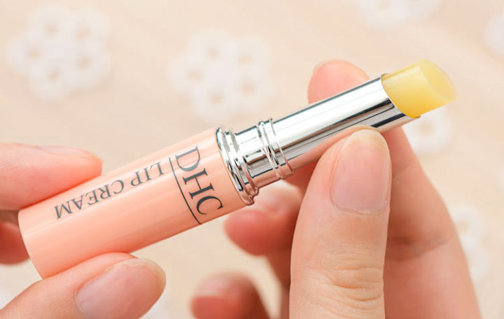 提亮唇部补水润唇膏,dhc保湿润唇膏
