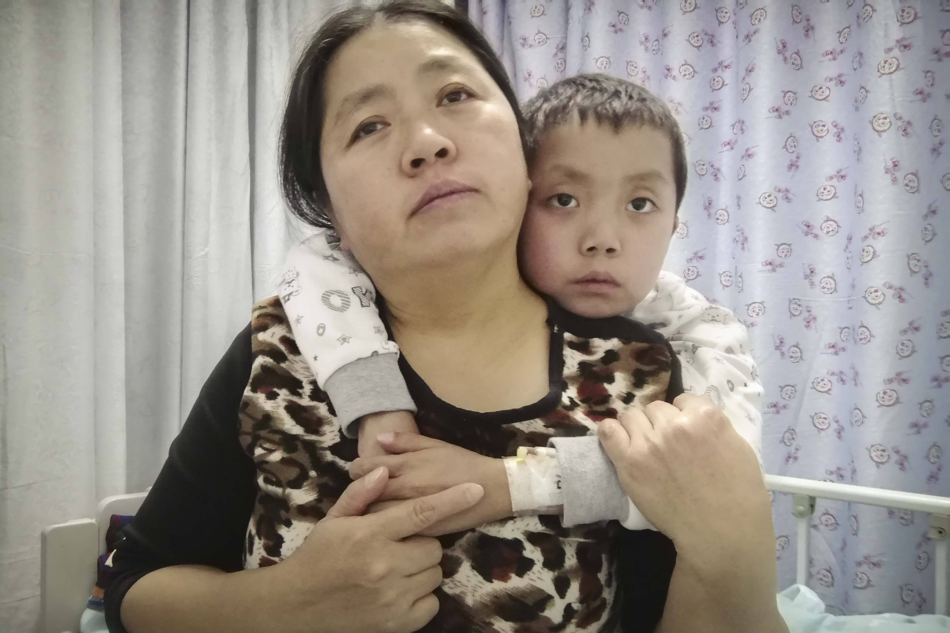 小男孩得了怪病肚子又大又圆,男孩患罕见病肚子大