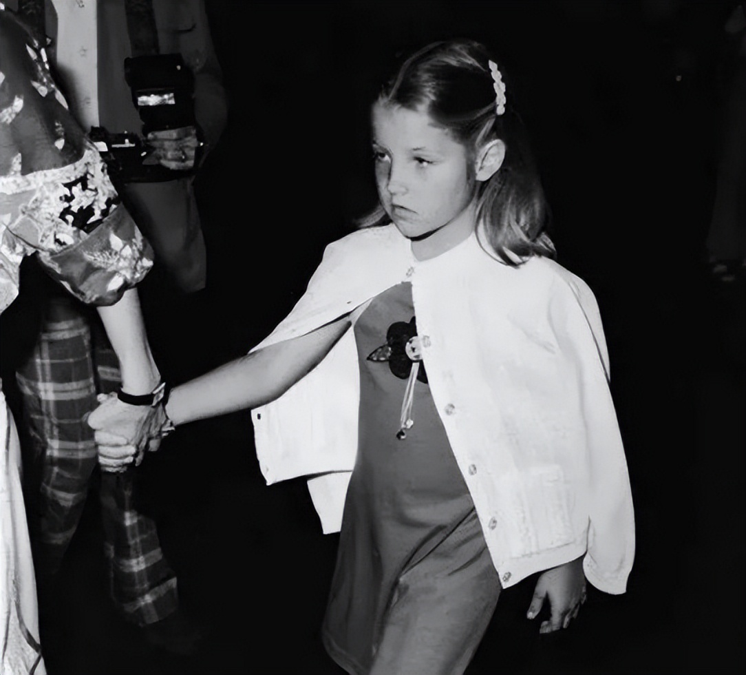 “猫王”独生女：败光上亿家产，四婚四离，晚年落魄儿子自杀