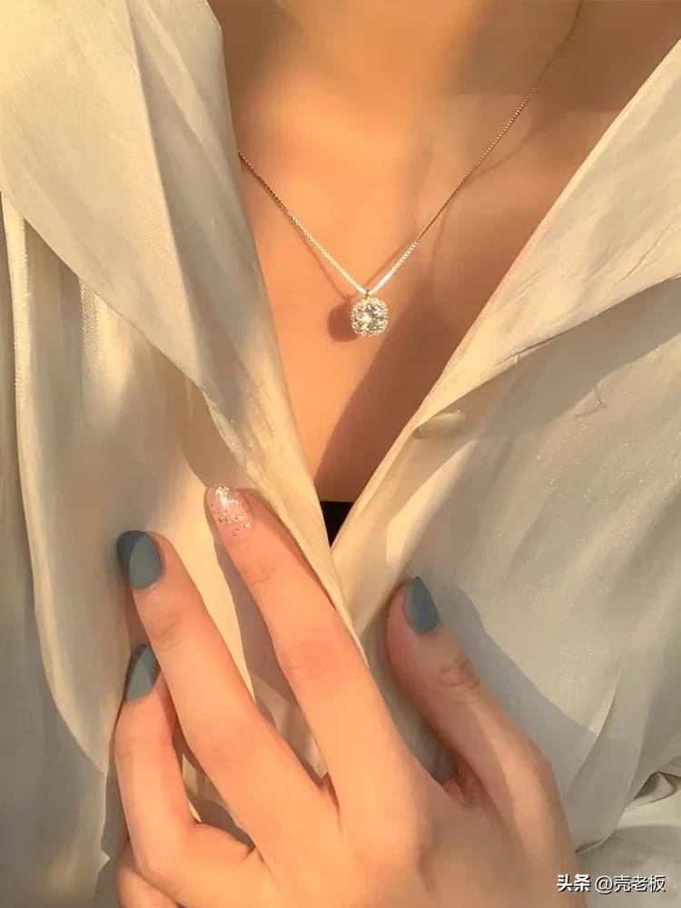 基础款要这样穿也很时髦的,基础款是毫不费力的时髦感